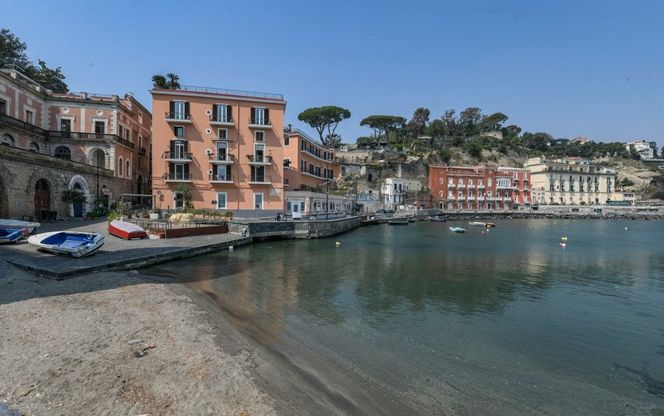 Napoli, la struggente bellezza della città solitaria