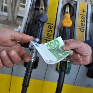 Il calo del petrolio fa bene agli automobilisti
