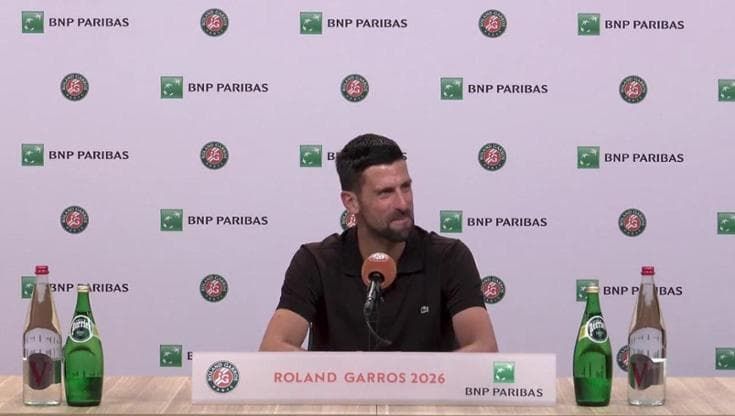 Squilla il telefonino del giornalista, Djokovic: "Rispondo io?". Poi difende i tennisti dimenticati