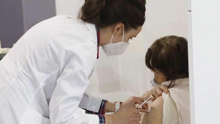 Napoli, rabbia e timori tra i prof vaccinati AstraZeneca: "Noi, impauriti e non più certi di fare la seconda dose"