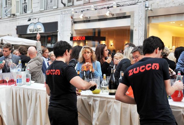 Serata di gala in via Gramsci<br />riapre lo storico bar Zucca