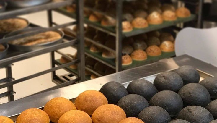 La sosta giusta alla ricerca del pane di qualità, dalle noci alle acciughe al bauletto