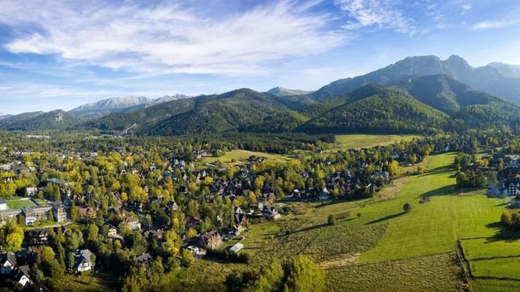 Polonia, il boom dei turisti del Golfo Persico nei Monti Tatra cari a Wojtyla: “Fuggiamo dal caldo”