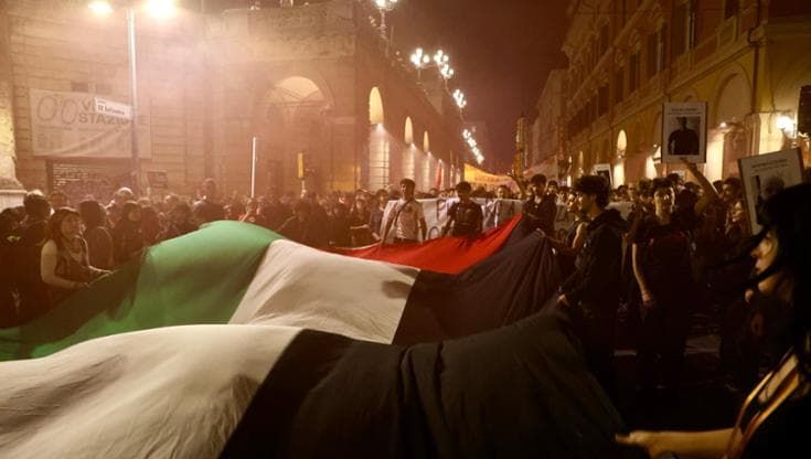 Mille in corteo per Lince, la ragazza colpita a un occhio da un lacrimogeno, e per Fakir