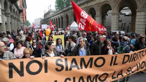 “Il bonus scuola lo restituiremo”: la rivolta dei prof a Bologna