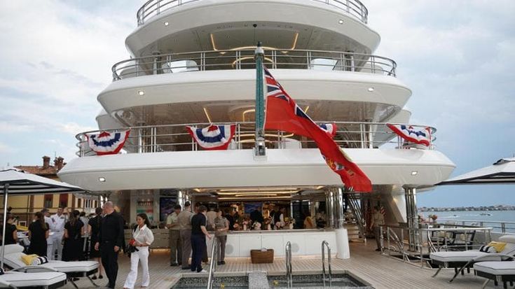 L’ambasciatore sulla sua Love Boat