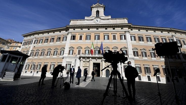 Alla Camera arriva la manovra ma niente voto a distanza: sedute corte per arieggiare e lavori in commissione a settimane alterne