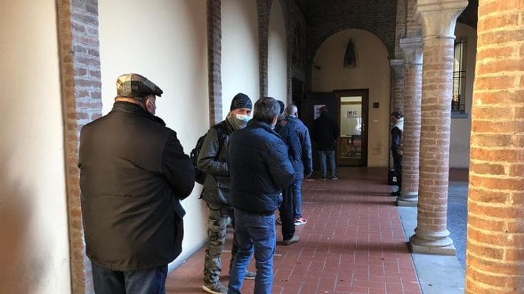 Povertà, allarme dell’Antoniano sulle file in mensa: “La politica non ha il polso della situazione”