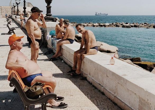 Bari, scoppia l'estate: gli umarell riprendono il loro posto al sole