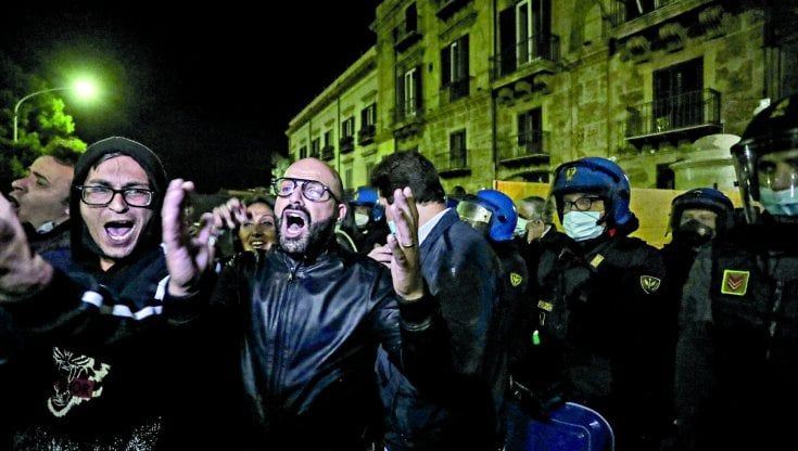 Galassia nera, ultrà e capipopolo: ecco chi soffia sul fuoco dell’ira