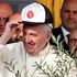 Paraguay, il Papa col cappellino firmato dagli studenti della baraccopoli