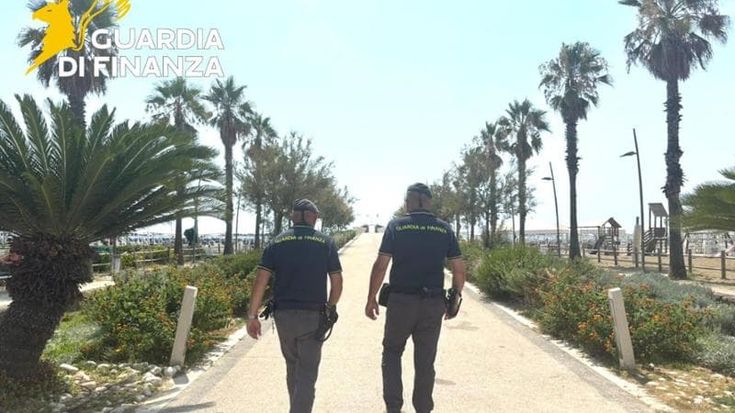 Prendono il reddito di cittadinanza, ma hanno una villa in Versilia e conti in Svizzera