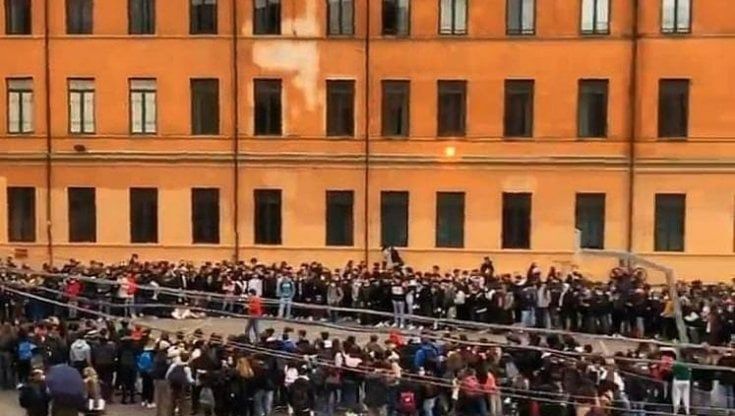 Pisa, no del liceo a nuova identità per lo studente trans: "Urta la sensibilità dei prof ". Ragazzi occupano la scuola