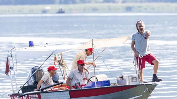 Continuano le ricerche nel lago di Vico del marito della ministra Roccella: “Forse shock termico”