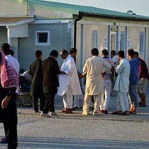 Immigrazione, tempi lunghi per l'asilo politico: rivolta e sette arresti al Cara di Bari