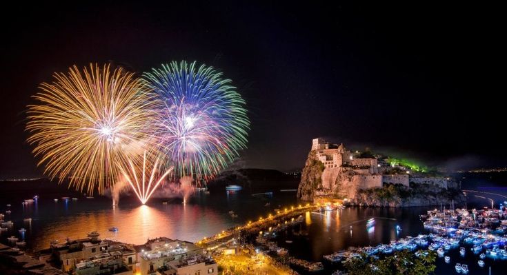 Ischia, la foto perfetta: i fuochi e il Castello nella notte di Sant'Anna