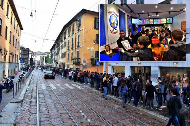 Milano: centinaia in coda per Los Pollos Hermanos, il fast food temporaneo della serie Netflix