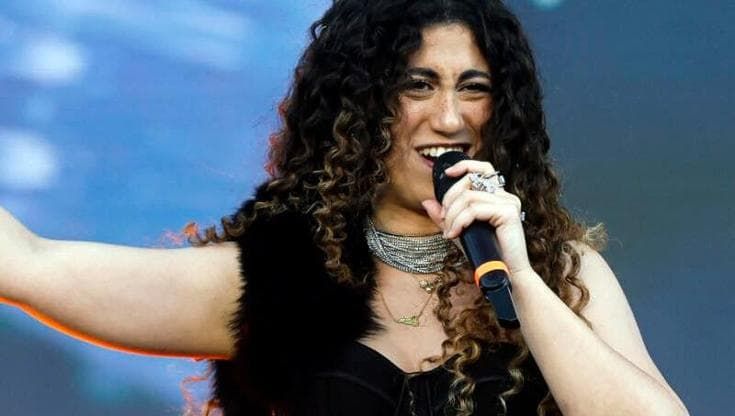 Delia canta “Bella ciao” senza la parola partigiano, è polemica. L’Anpi: “Un abuso”