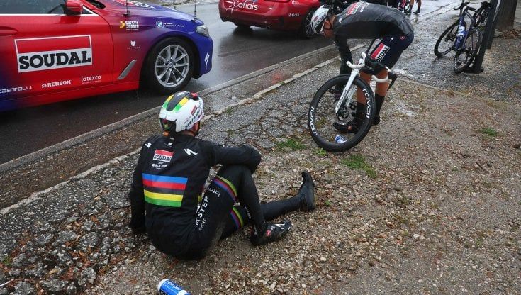Giro, Lefevere: "Troppi cani randagi al Sud, sembra la Colombia". Evenepoel al via della sesta tappa