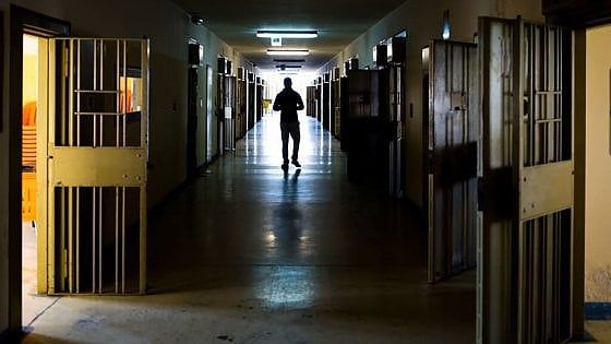 Torino, botte e umiliazioni ai detenuti: 25 indagati tra cui il direttore, contestato per la prima volta il reato di tortura