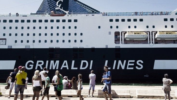 Sei positivi al Covid sul traghetto dalla Grecia per Brindisi: i 700 passeggeri sbarcati senza obbligo di quarantena 
