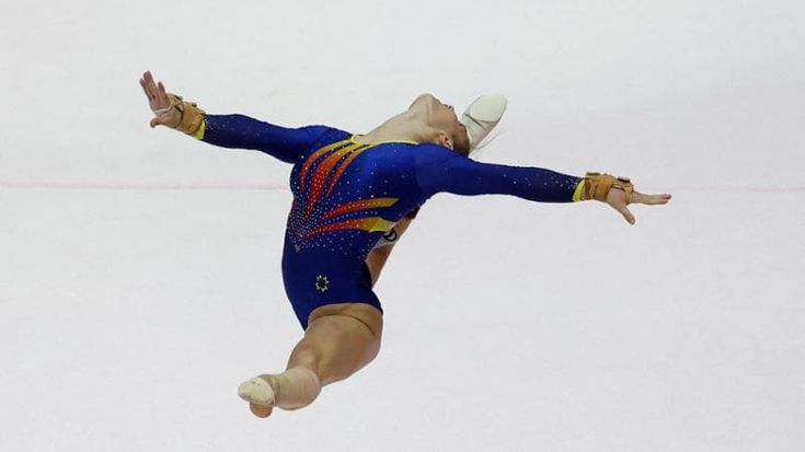 Abusi e violenze nella ginnastica romena, un’atleta: “L’allenatrice Camelia Voinea usava la frusta”