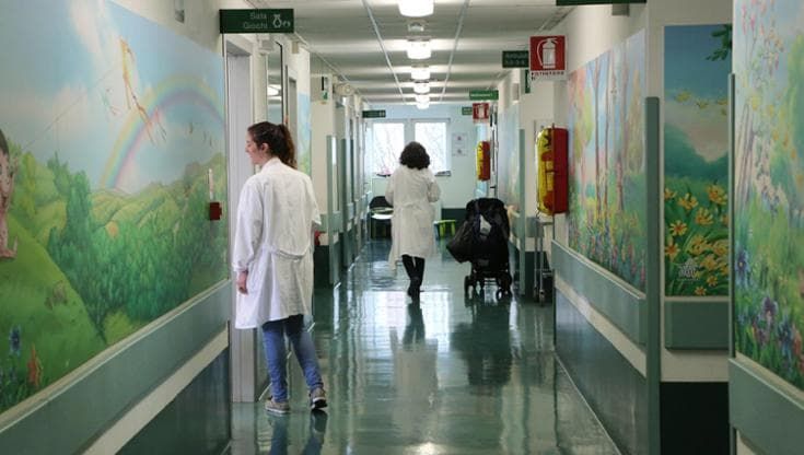 Hiv trasmesso alla figlia e non curato: due genitori a processo a Bologna
