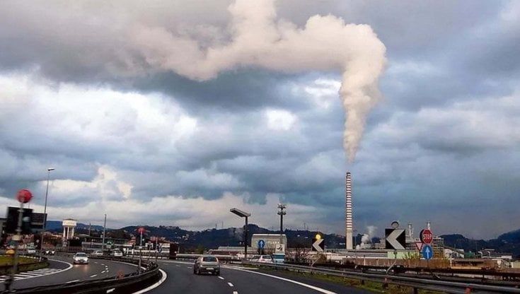 Il governo punta sul carbone, l'ira degli ambientalisti. Bonelli: "Quelle centrali vanno chiuse entro il 2025"