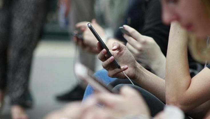 Smartphone e pilota automatico, i disagi dello scrolling infinito