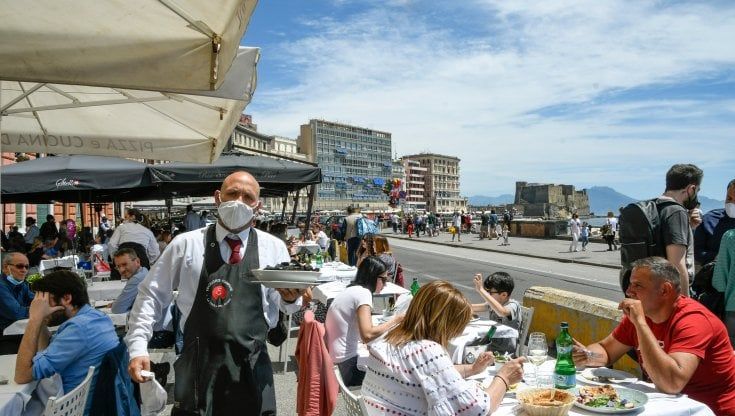 Alle cerimonie con il green pass, prenotazione obbligatoria per cinema e spettacoli
