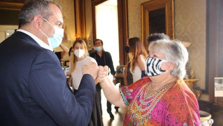 Napoli, il sindaco con la figlia di Che Guevara: "Ho più foto di tuo padre che di Mattarella"