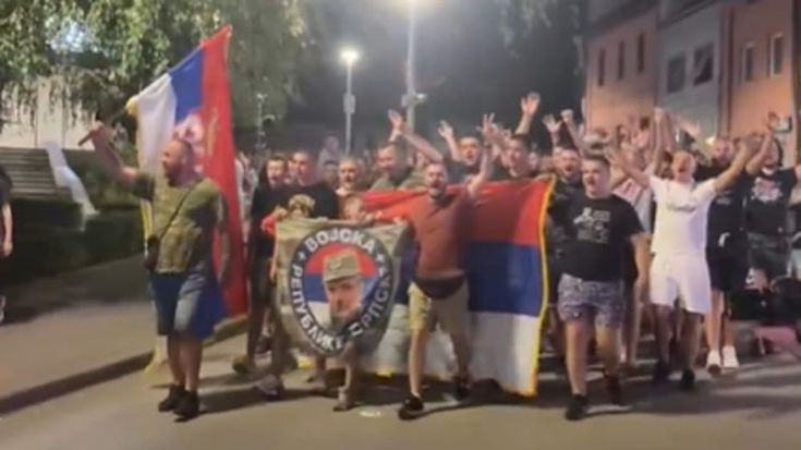 Dagli stadi di calcio alle strade, lo sfregio degli omaggi a Mladic