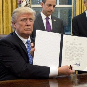 Trump alza il primo muro: stop al Tpp, l'accordo trans-Pacifico