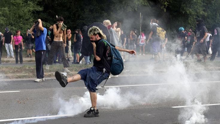 Veleno nella coda del corteo: idranti e lacrimogeni in A14, tensione in Stalingrado