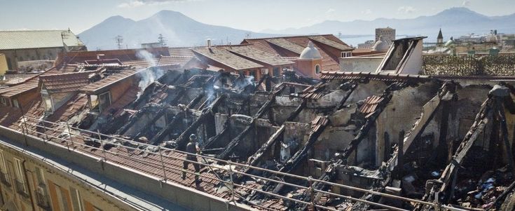Napoli, domato l'incendio a Palazzo Maddaloni: verifiche sulla stabilità dell'edificio