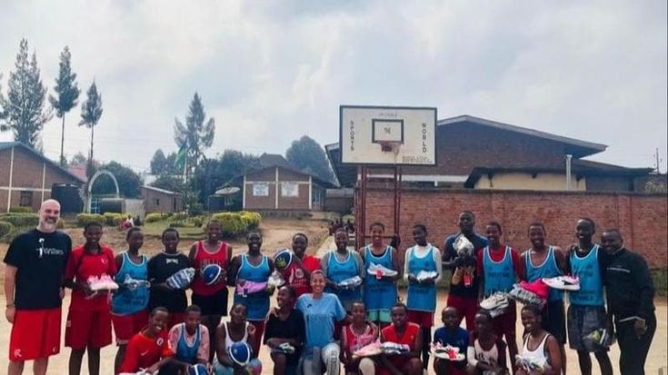 "Un euro donato per ogni punto segnato in casa": la squadra di basket di Molfetta 'adotta' gli studenti atleti del Ruanda