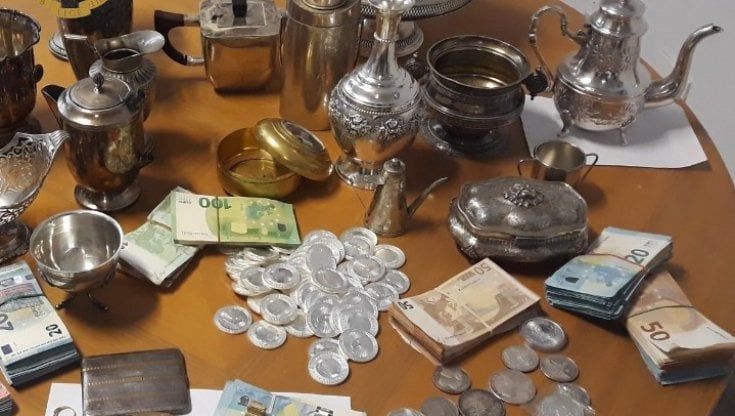 Laboratorio clandestino per fondere gioielli e oggetti preziosi scoperto alla Balduina: trovati Rolex e monete antiche