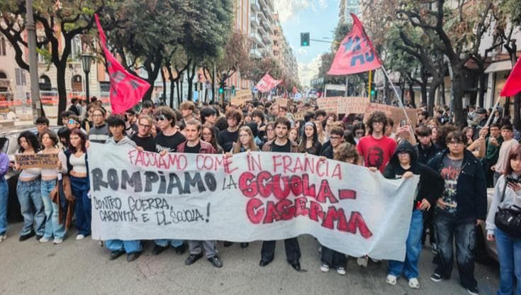 Bari, studenti in piazza per la scuola pubblica: “Non vogliamo caserme”