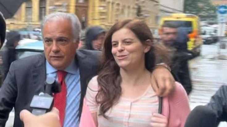 Ilaria Salis in aula senza catene, proteste quando il giudice rivela il suo domicilio segreto. La prima vittima non la riconosce