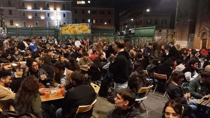 “Stop alla malamovida”. Il Comune vieta l’alcol nelle piazze dei giovani