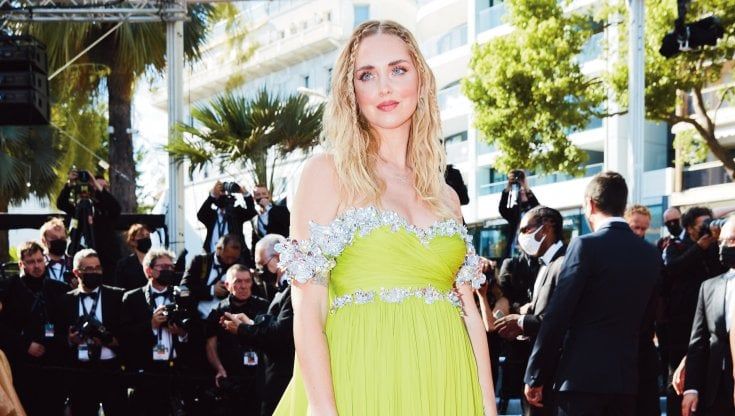 L'abito di Chiara Ferragni decorato con fiori in alluminio riciclato dalle capsule di caffè