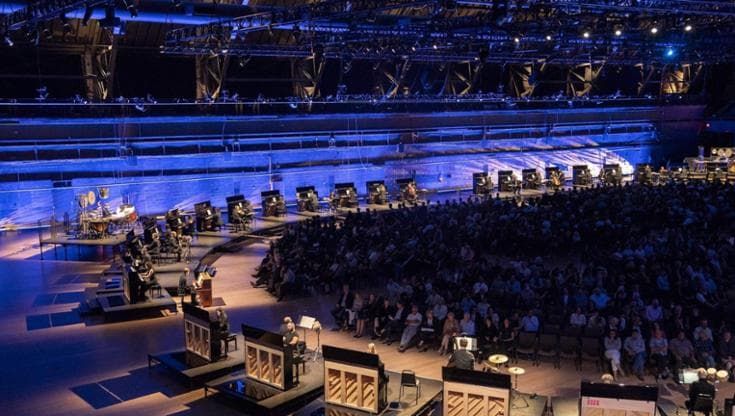 Cinquanta pianoforti alle ex Officine meccaniche reggiane: la fisica del suono secondo Haas