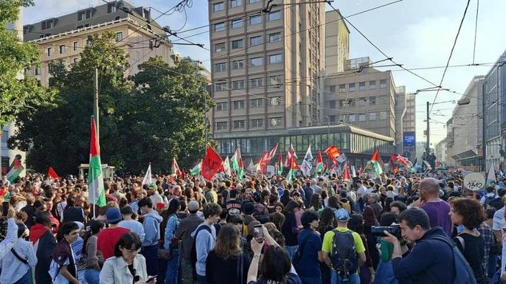 Corteo ProPal da Repubblica a San Babila, migliaia di persone sfilano nelle vie del centro