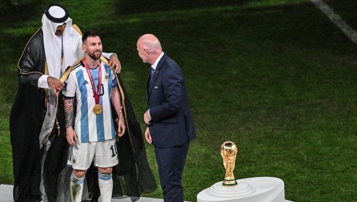Messi e quel mantello  indossato nella premiazione mondiale tra tante polemiche