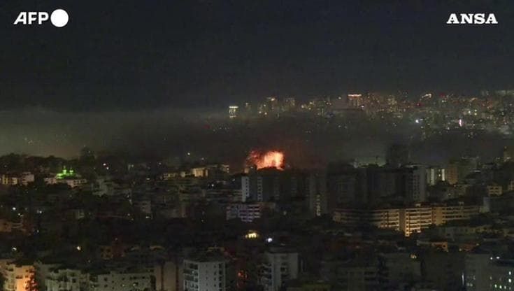 Guerra in Medio Oriente, esplosioni e incendi nella notte: nuovo raid israeliano su Beirut