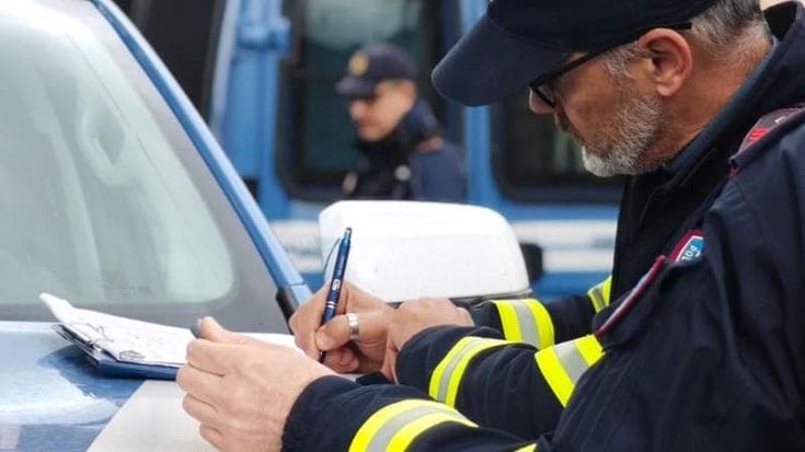 Si apparta con la escort, ma lei chiama il protettore e lo pugnalano alla testa per rapinarlo