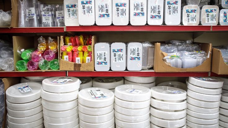 Plastica: stoviglie usa e getta, via da oggi da tutti gli scaffali