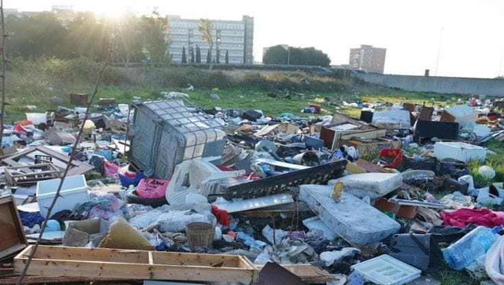 Bari, discarica a cielo aperto vista ospedale: al San Paolo lì da un mese. “Ma nessuno fa nulla”
