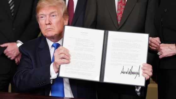 Trump firma le sanzioni alla Cina: soffre Wall Street. Negoziati con l'Ue per sospendere i dazi su acciaio e alluminio
