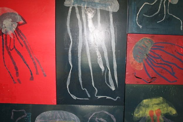 Colore e plastica, le meduse di Folliero<br />simbolo della minaccia intellettuale<br />&nbsp;